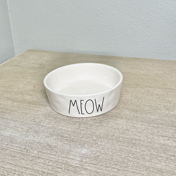 Rae Dunn White Ceramic Cat Food or Water Bowl with 'Meow' Text - Picture 1 of 3
